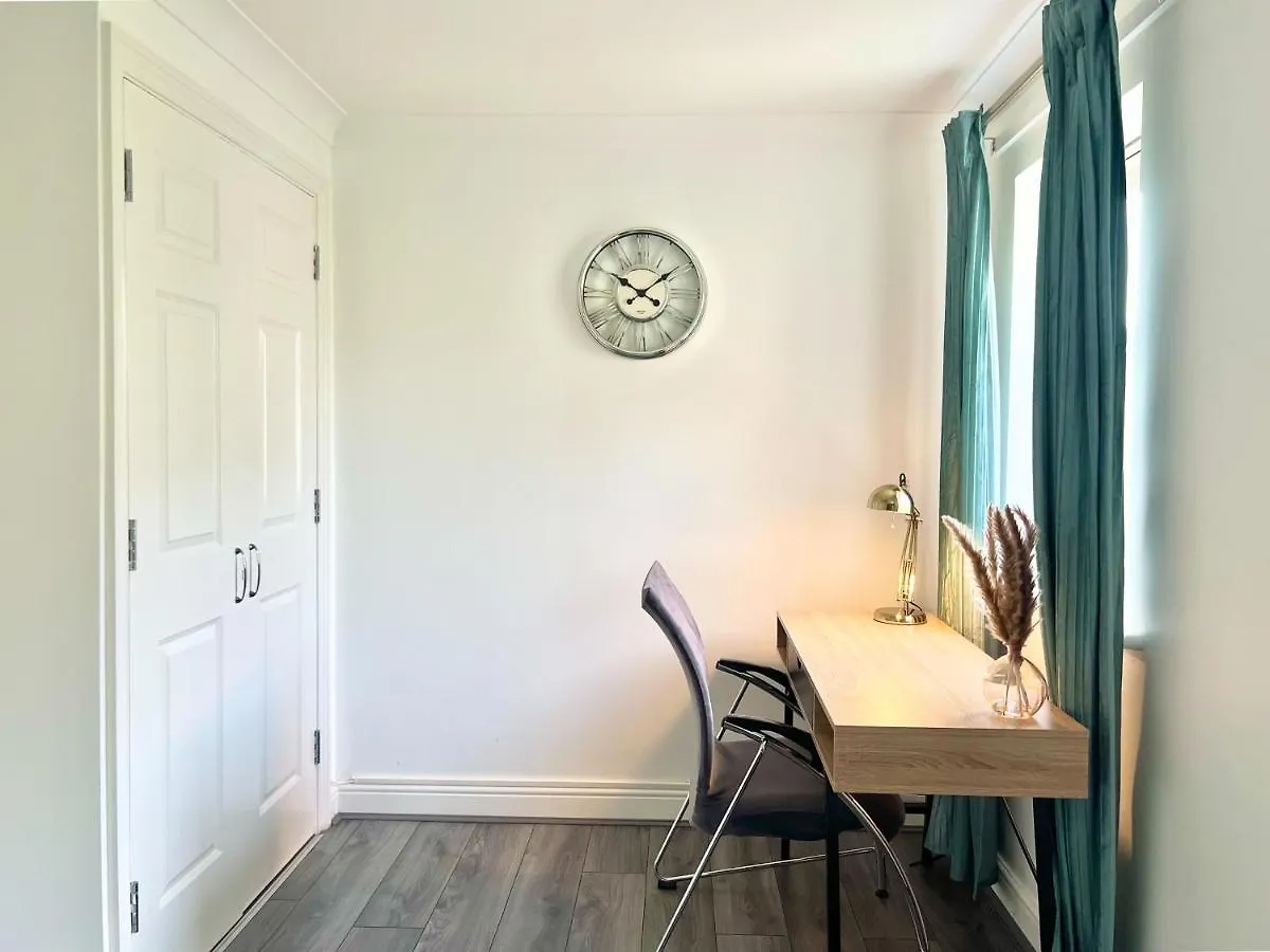 Last-Minute Offers L Exclusive Deals On 2 Double Bedrooms - Weekly & Monthly Stay - Sleeps 6 Lhofin Stays Short Lets & Serviced Accommodation Londra Appartamento
